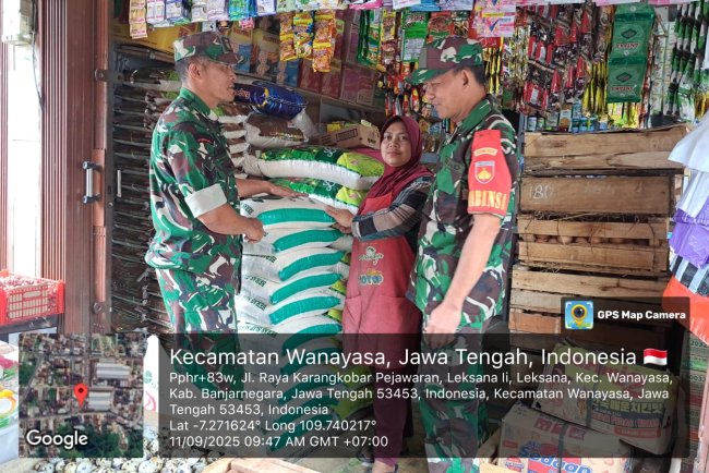 Pastikan Stok Beras Dan Bahan Pokok Babinsa Koramil 04/Karangkobar Sambangi Pasar Tradisional