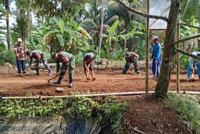 Gotong Royong TNI dan Warga Wujudkan Jalan Usaha Tani di Kutawuluh