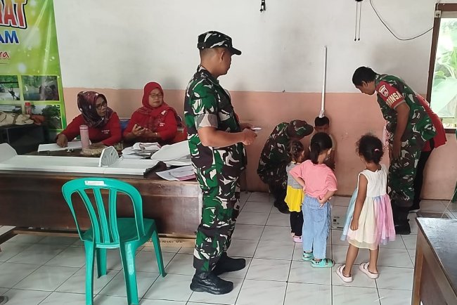 Upaya Pencegahan Stunting Babinsa Turut Membantu Dalam Kegiatan Posyandu Di Desa