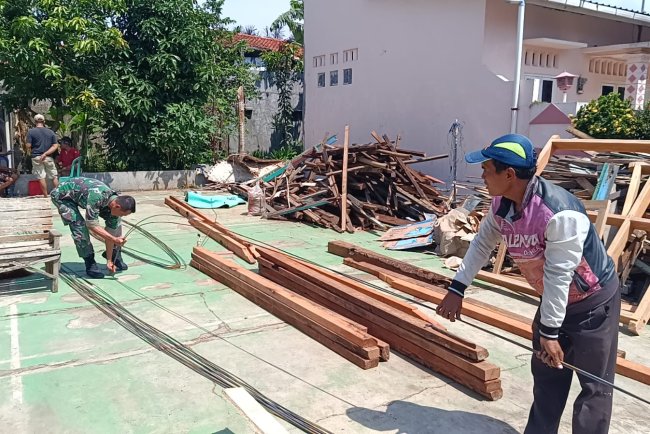 Gotong Royong TNI dan Warga Bangun Harapan Lewat Rehabilitasi RTLH