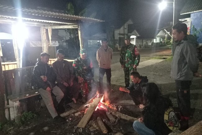 Patroli Malam Babinsa Koramil 04 Karangkobar Sambangi Pos Kamling Desa Binaan