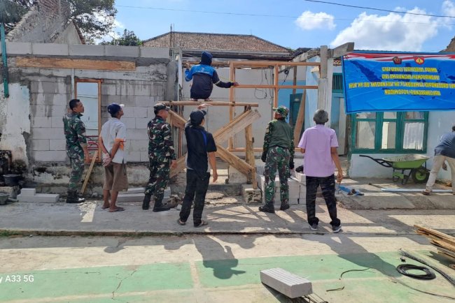 Gotong Royong TNI dan Warga Rehabilitasi Rumah Buruh Harian di Purwanegara