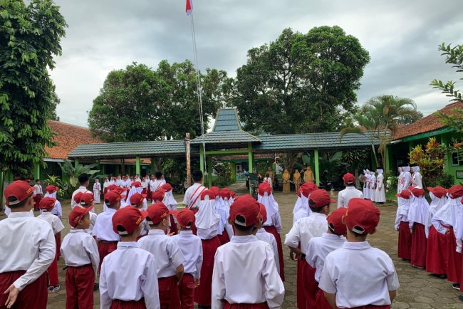 Babinsa Koramil 14 Madukara Jadi Pembina Upacara di SD Negeri Petambakan