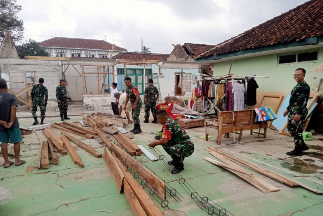 Gotong Royong TNI dan Warga Rehabilitasi Rumah Buruh Harian di Purwanegara
