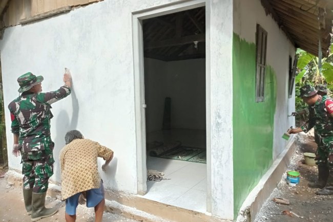 Semangat Kebersamaan TNI dan Warga Rehabilitasi Mushola di Pagedongan