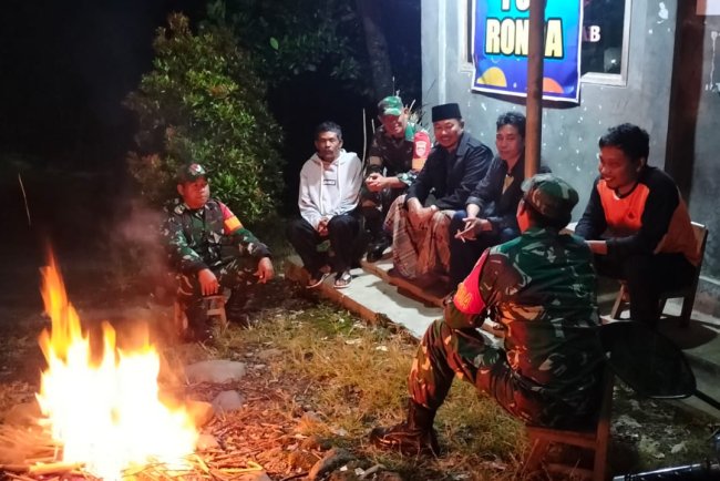 Tingkatkan Keamanan Lingkungan Jajaran Babinsa Kodim 0704 Banjarnegara melaksanakan Patroli Malam