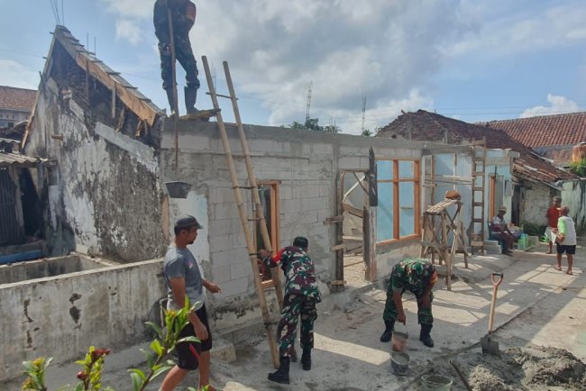 TNI dan Warga Gotong Royong Bangun Rumah Buruh Harian di Purwanegara