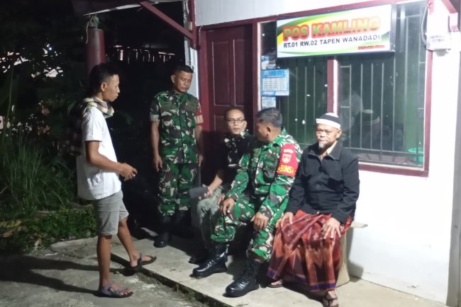 Bersama Tokoh Masyarakat Babinsa Koramil 03 Wanadadi Gelar Patroli Malam Di Poskamling Warga Di Desa Tapen
