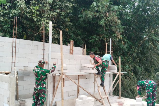 Babinsa Koramil Banjarmangu Bantu Warga Bangun RTLH