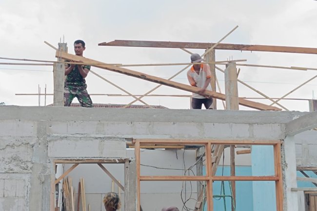 Gotong Royong TNI dan Warga Wujudkan Rumah Layak untuk Suratman