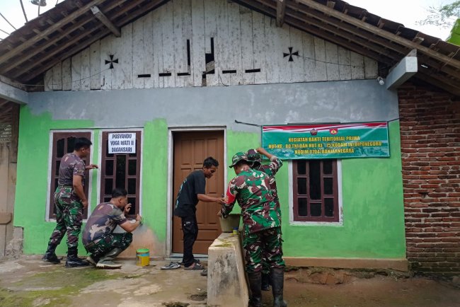 TNI dan Warga Perbaiki Posyandu Wujud Kepedulian pada Kesehatan Ibu dan Anak