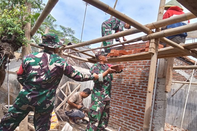 Babinsa Koramil Banjarmangu Bantu Warga Bangun RTLH