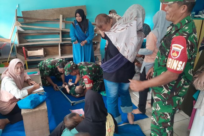 Untuk Memantau Perkembangan Kesehatan Balita Babinsa Dampingi Posyandu Desa Binangun