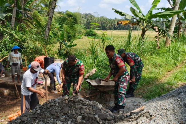 Babinsa Karya Bakti Pembangunan Irigasi Perpompaan Bersama Kelompok Tani Marsudi Tani