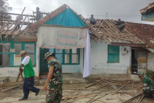 Koramil 08 Purwanegara Bantu Pembangunan Rumah Tidak Layak Huni