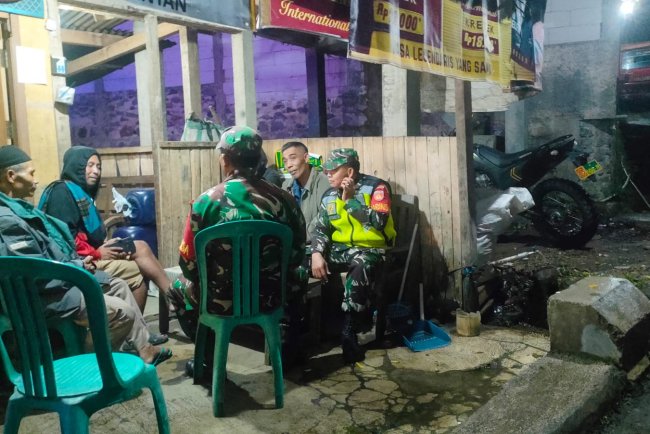 Babinsa Koramil 18 Pagentan melaksanakan Patroli Malam Guna meningkatkan keamanan di wilayah