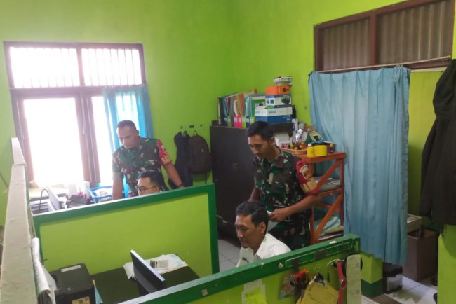 Babinsa Koramil 04 Karangkobar Komsos Dengan Petugas Perhutani Tentang Kelestarian Hutan