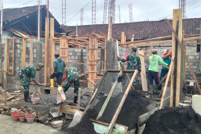 Dukung Program Unggulan Kasad Koramil 16 Pejawaran Melaksanakan Kerja Bakti Pembangunan Rumah Tidak Layak Huni
