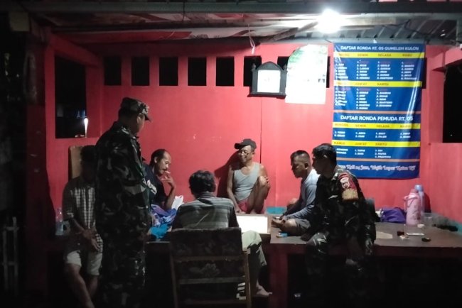 Bersama Dengan Tokoh Masyarakat Babinsa Aktif Dalam Kegiatan Siskamling