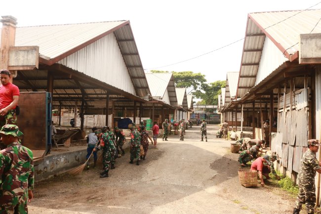 Sinergi TNI, Polri, dan Warga Banjarnegara Bersihkan Pasar Salak