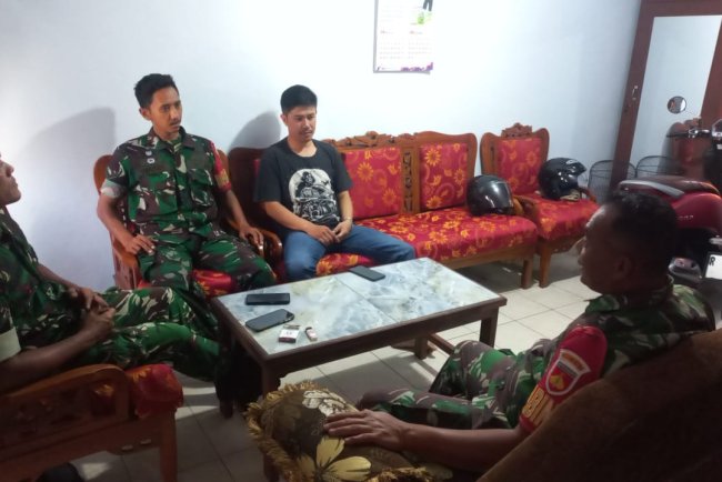 Babinsa Koramil 04/Karangkobar Laksanakan Komsos Dengan Tokoh Pemuda Jaga Persatuan Kesatuan