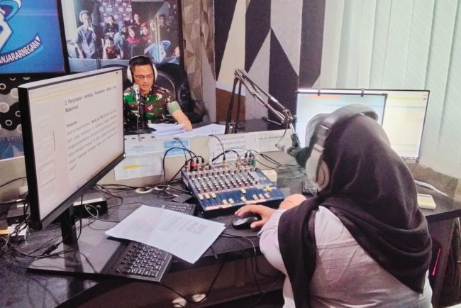 Dandim Banjarnegara Ajak Pemuda Daftar TNI Lewat Podcast Radio