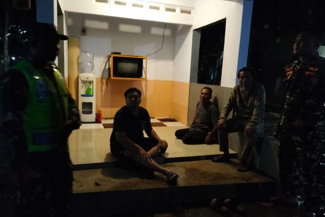 Patroli Bersama Babinsa Ramil 15 Rakit dan Organisasi Masyarakat Dalam  Rangka Menjaga Keamanan Wilayah