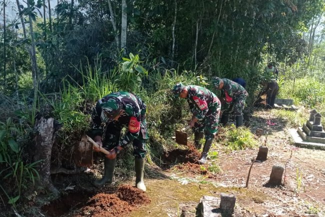 Danramil 06 Kalibening Membantu Petani Dalam Pemasangan Pipa Air