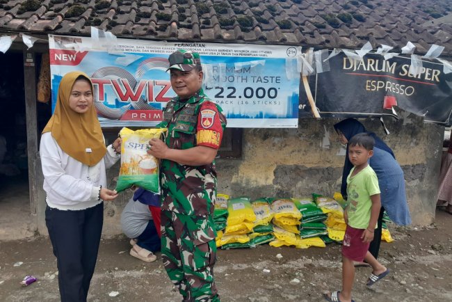 Babinsa Koramil 04 Karangkobar Salurkan Program Beras Murah untuk Warga Kecamatan Karangkobar