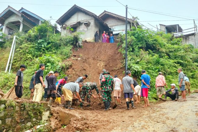 Koramil 11 Punggelan dan Masyarakat Bersihkan Material Tanah Longsor