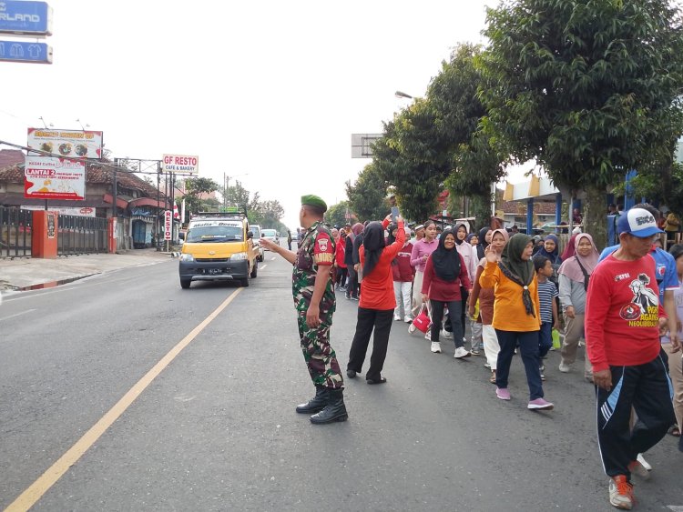 Tiga Babinsa Kawal Jalan Sehat Dan Karnaval Di Wilayah Binaan