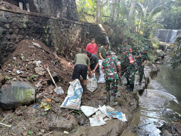 TNI Bersama Warga Bersihkan Sungai di Desa Bantarwaru