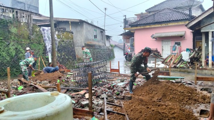 Babinsa Koramil Bersama Masyarakat Guna Bangun  Rumah Tidak Layak