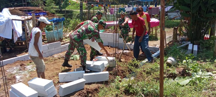 Anggota Koramil 01 Banjarnegara Bantu Warga Renovasi Rumah Tidak Layak Huni