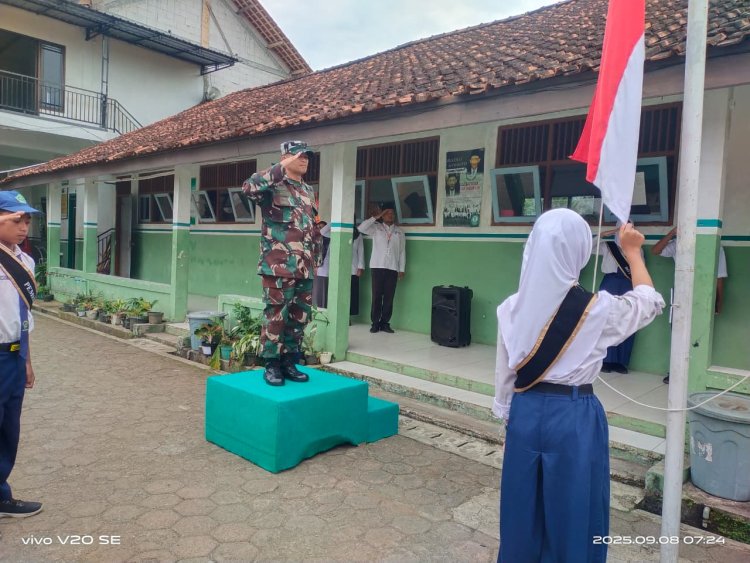 Peduli Pendidikan Anak Sejak Dini Babinsa Lakukan Pendekatan Melalui Upacara Bendera