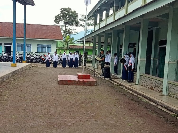 Tanamkan Kedisiplinan Danramil 06 Kalibening  Jadi Pembina Upacara Bendera