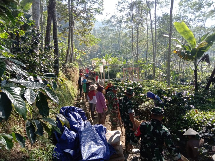 Lancarkan Jalan Usaha Tani Danramil 06 Kalibening bantu Kerjabakti