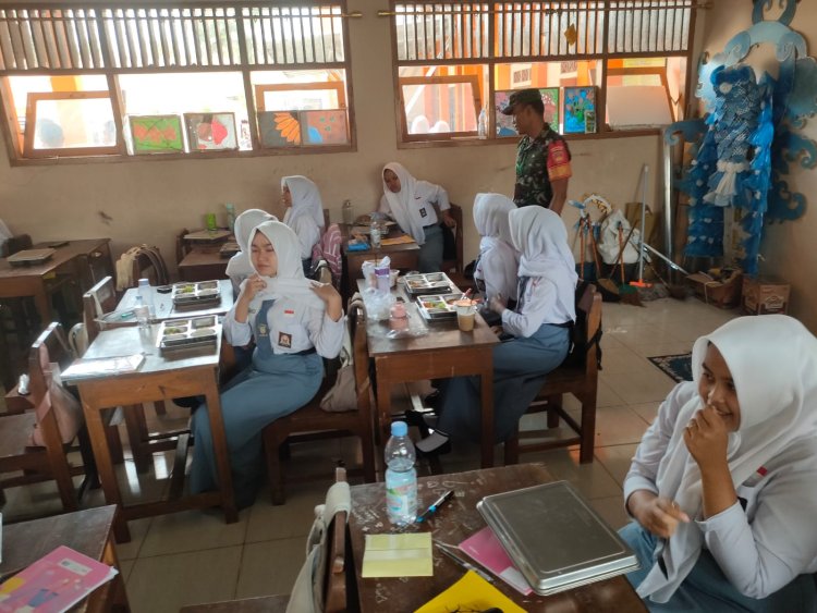 Danramil 11Punggelan beserta Babinsa melaksanakan pendampingan pendistribusian Makan Bergizi Gratis