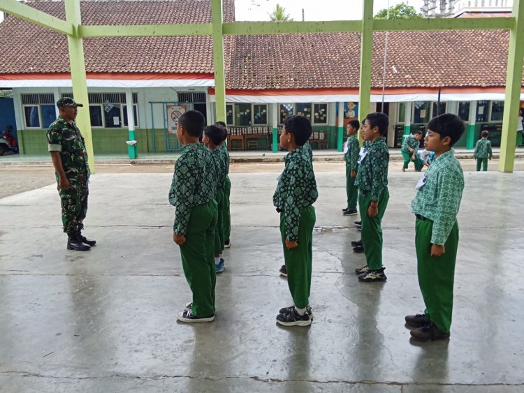 Babinsa Melaksanakan Pelatihan PBB Dan Variasi Siswa Siswa Siswi MIM Watubelah