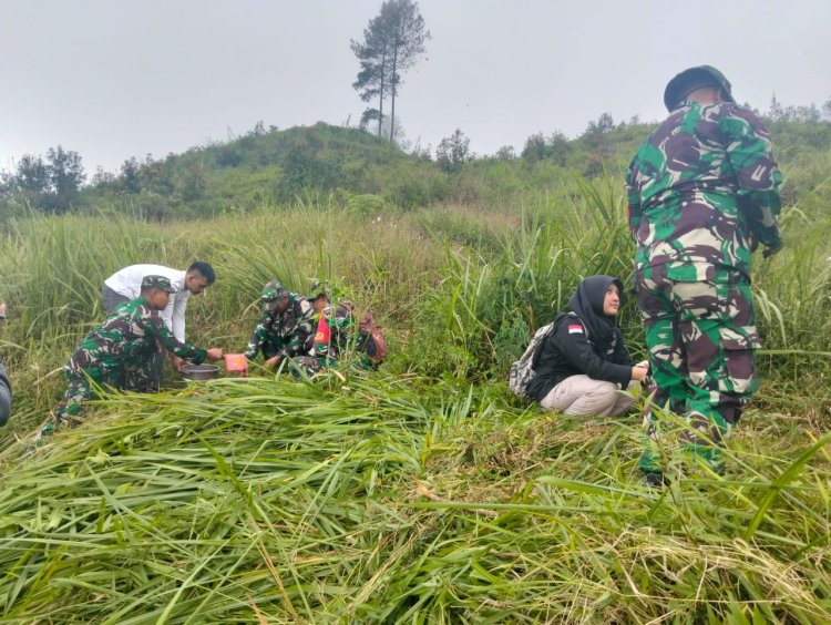 Anggota Koramil 17 Wanayasa Tanam pohon keras bersama komunitas peduli alam