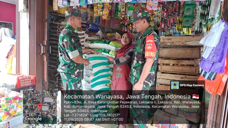 Pastikan Stok Beras Dan Bahan Pokok Babinsa Koramil 04/Karangkobar Sambangi Pasar Tradisional