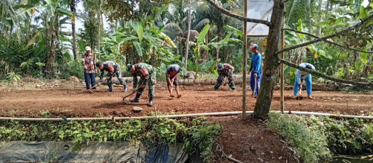 Gotong Royong TNI dan Warga Wujudkan Jalan Usaha Tani di Kutawuluh