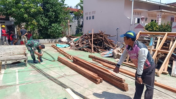 Gotong Royong TNI dan Warga Bangun Harapan Lewat Rehabilitasi RTLH
