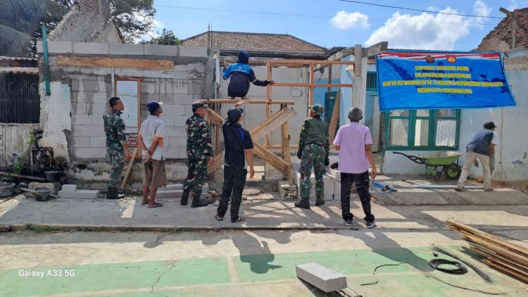 Gotong Royong TNI dan Warga Rehabilitasi Rumah Buruh Harian di Purwanegara