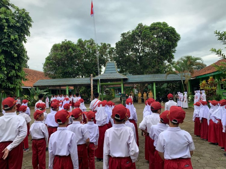 Babinsa Koramil 14 Madukara Jadi Pembina Upacara di SD Negeri Petambakan