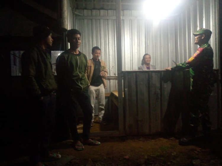 Meningkatkan Kewaspadaan Lingkungan Lingkungan Babinsa Koramil 04/Karangkobar Laksanakan Patroli Malam