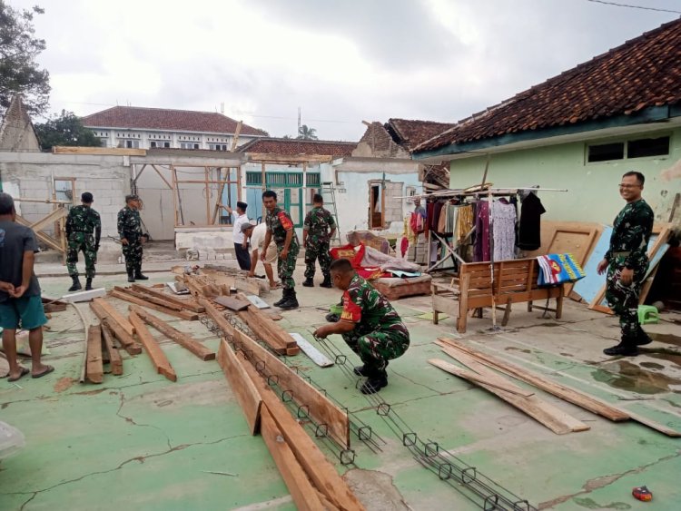 Gotong Royong TNI dan Warga Rehabilitasi Rumah Buruh Harian di Purwanegara