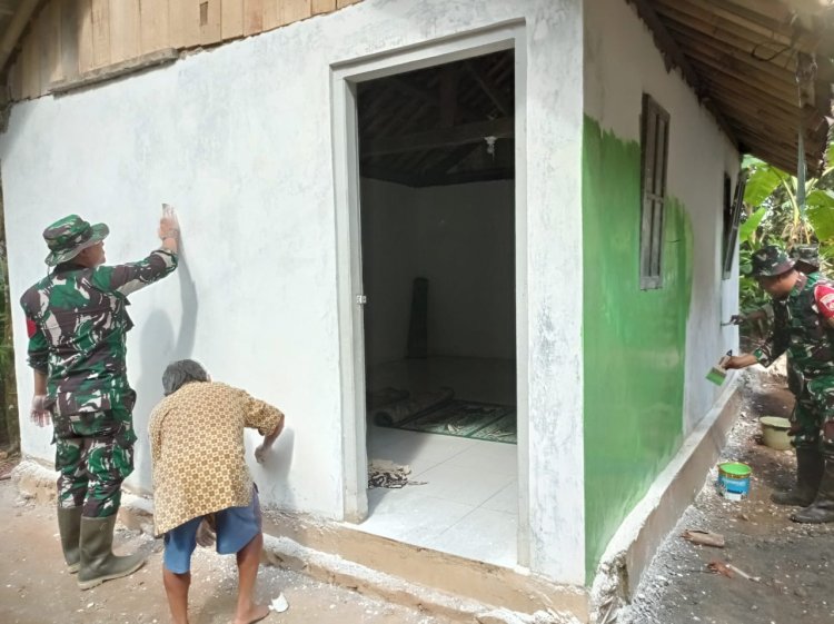 Semangat Kebersamaan TNI dan Warga Rehabilitasi Mushola di Pagedongan