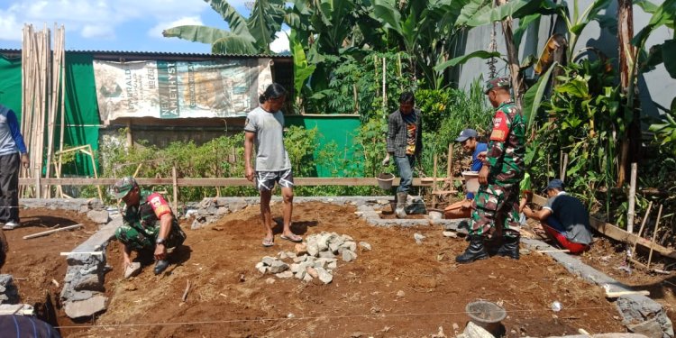 Semangat Babinsa Koramil 04 Karangkobar Bantu Warga Pengecoran Pondasi Rumah