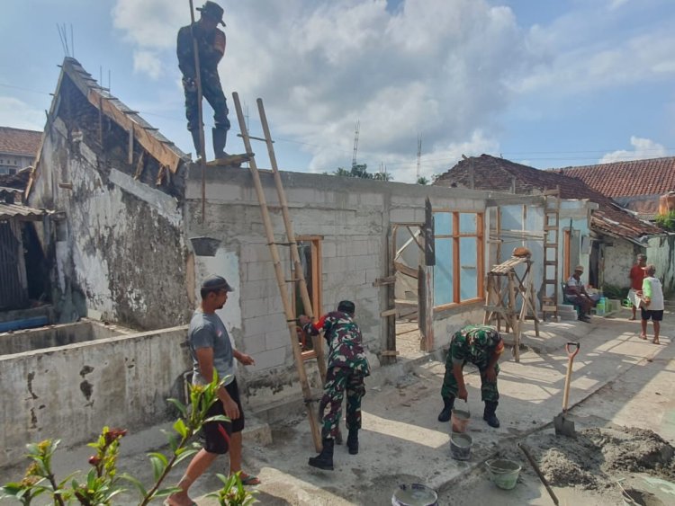 TNI dan Warga Gotong Royong Bangun Rumah Buruh Harian di Purwanegara